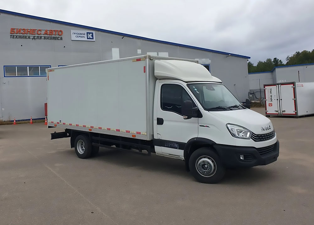 Изотермический фургон IVECO Daily 70 — вид справа спереди