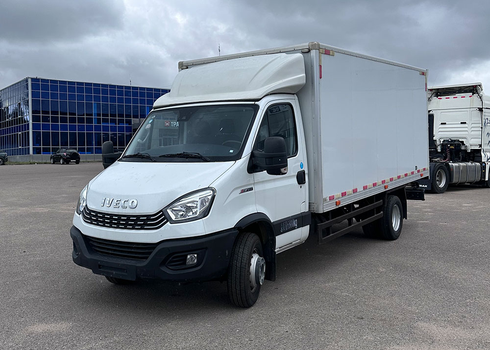 Изотермический рефрижератор IVECO Daily 70 — вид слева спереди