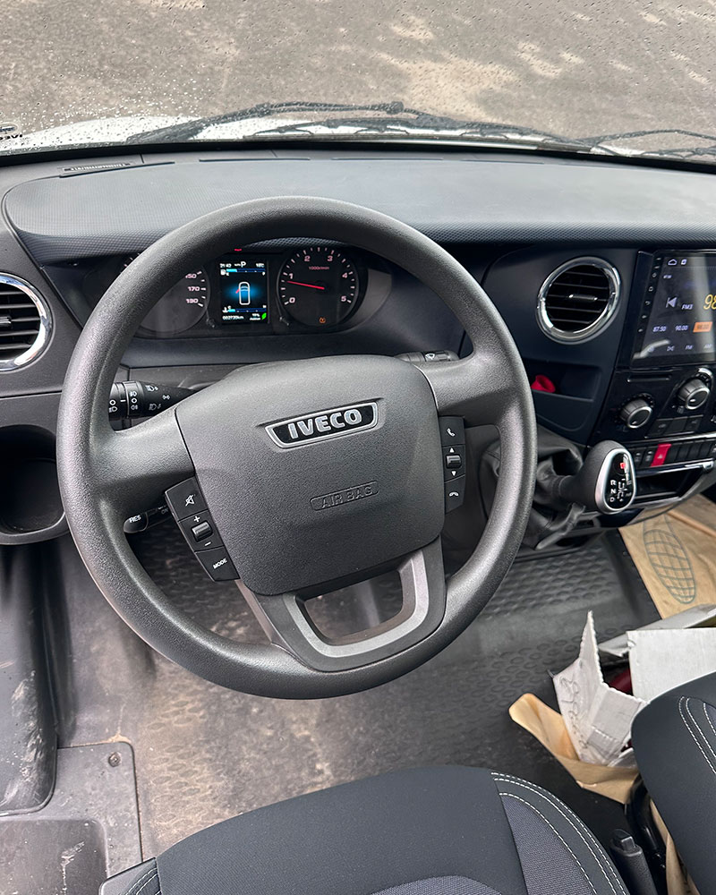 Рулевое колесо и приборная панель кабины IVECO Daily 70