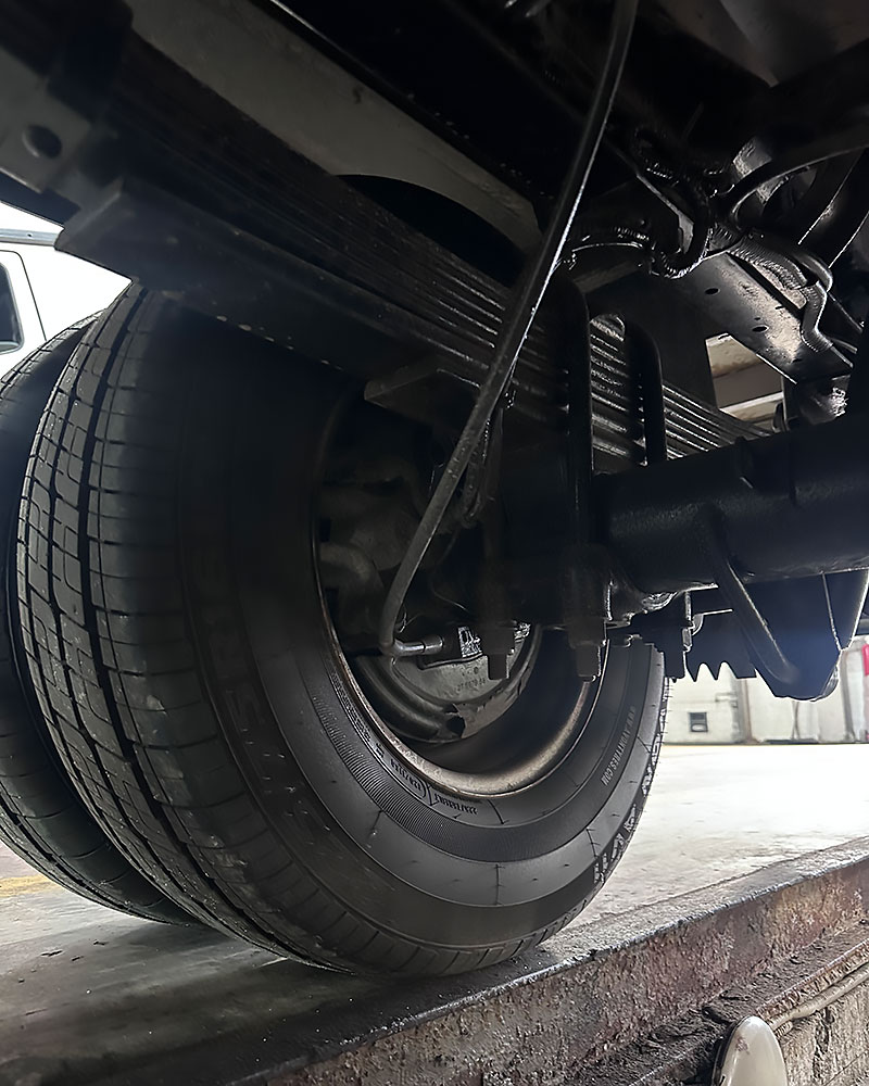 Заднее сдвоенное колесо и элементы подвески IVECO Daily 70
